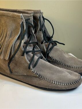 Minnetonka Tramper Ankle Hi Boot Gray Suede Fringe Lace Up Boots Size 7 Womens
